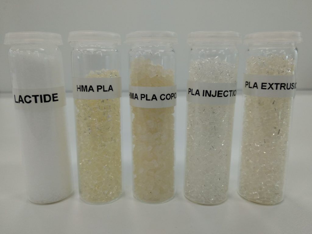 De izquierda a derecha, lactida, granza de adhesivos termofusibles (HMA) en base PLA y copolímero de PLA, granza de PLA para inyección y extrusión.